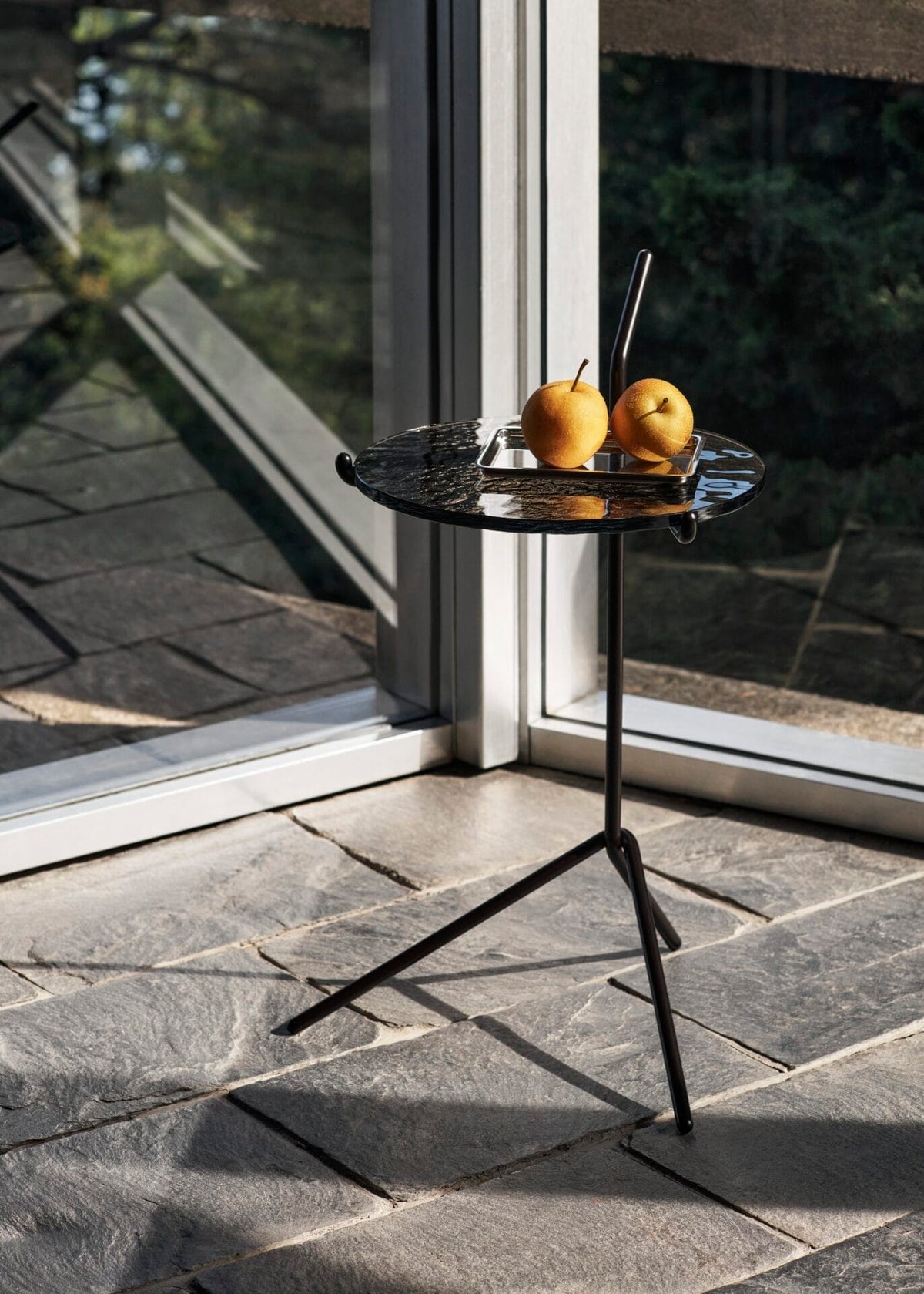 Halten SH9 Side Table, Smoked Glass w. Warm Black, Ø32cm