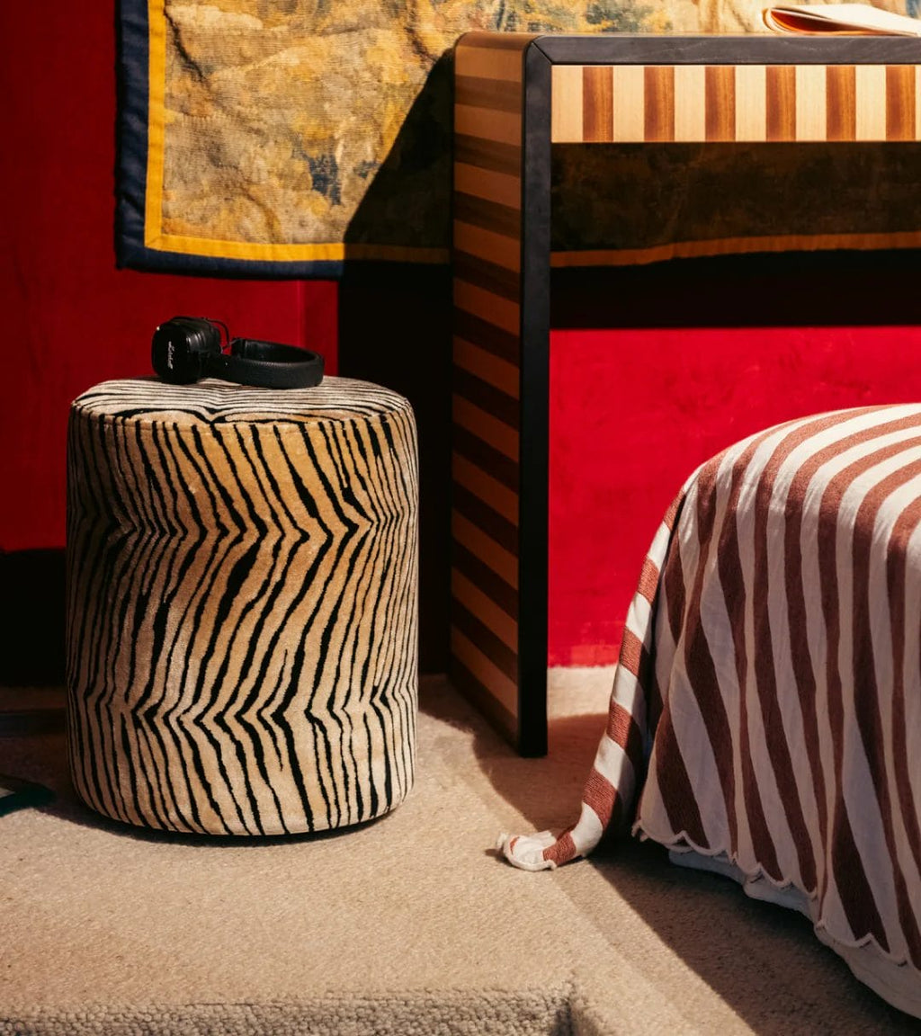 Mobile Round velvet tiger pouf