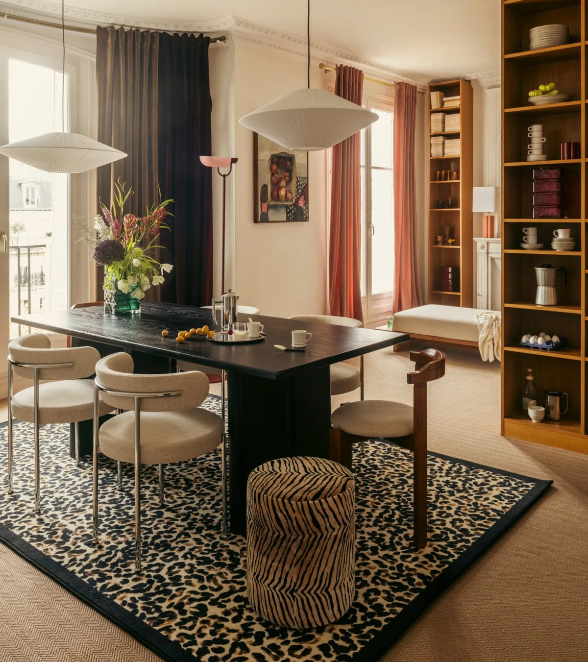 Mobile Round velvet tiger pouf