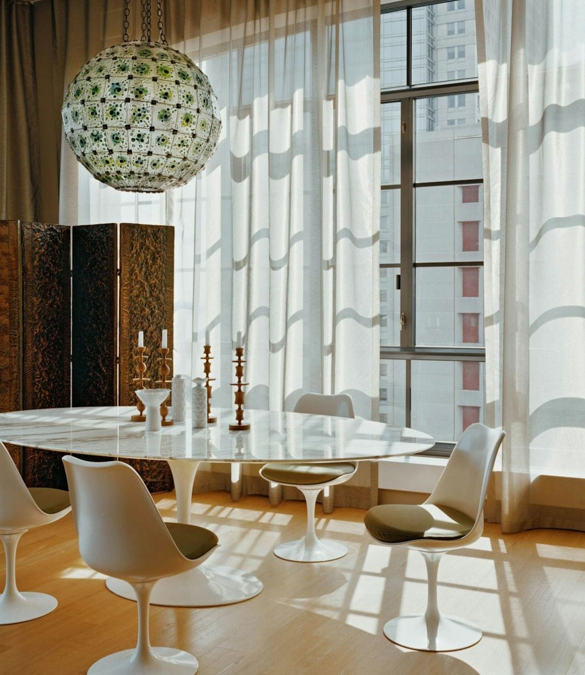 Saarinen Oval Dining Table, Arabescato Marble, Gloss finish White Base, 198cm