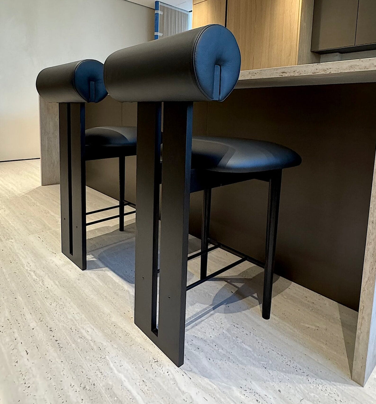 Hippo Bar Chair, Leather Ultra Black 41599, Black Oak, H65 cm