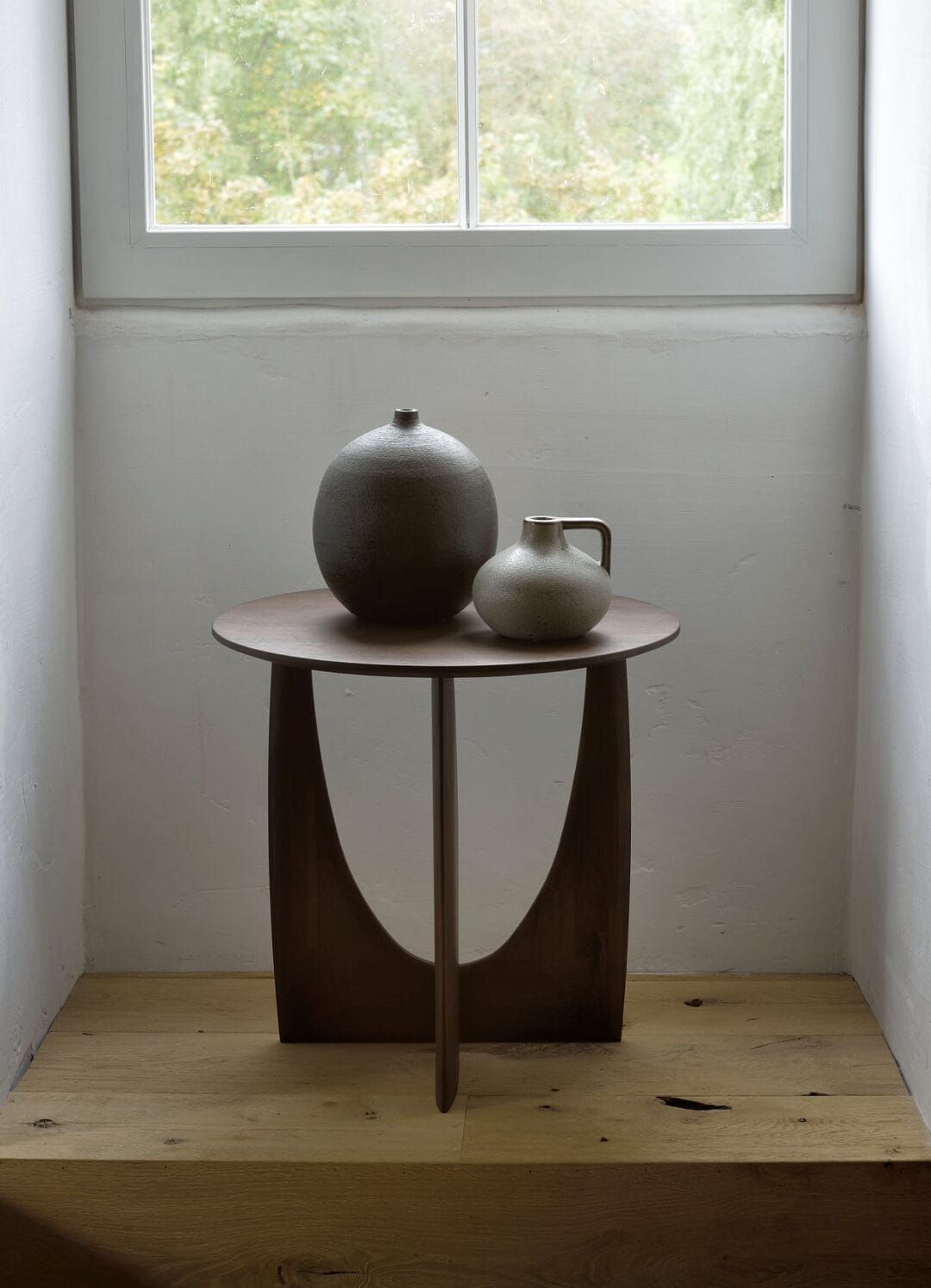 Geometric side table - varnished teak - brown - round, 51 x 51 x 50