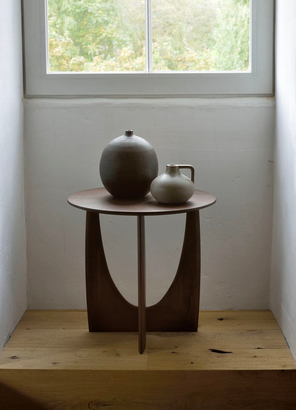 Geometric side table - varnished teak - brown - round, 51 x 51 x 50
