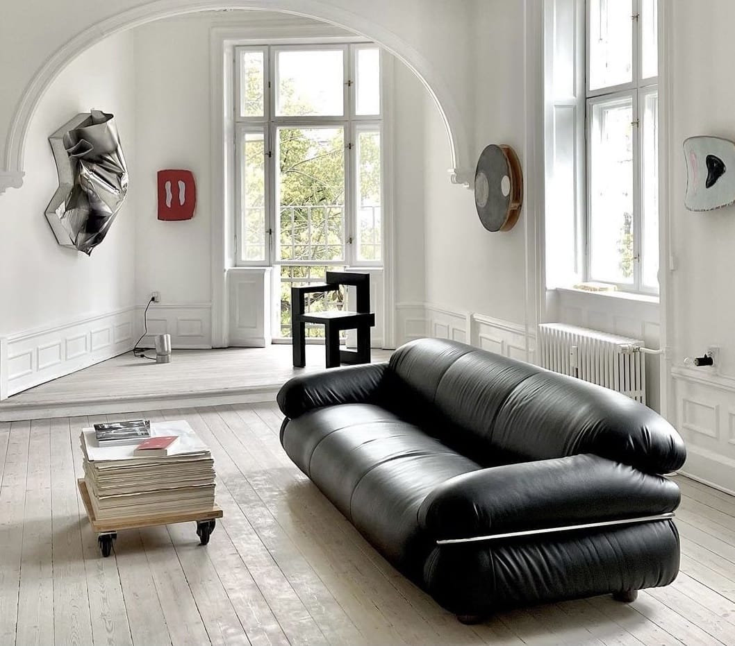 Grand Sesann Sofa L 265cm, Cat.V Guarana 9000, Polished Chrome Structure, Grey Feet
