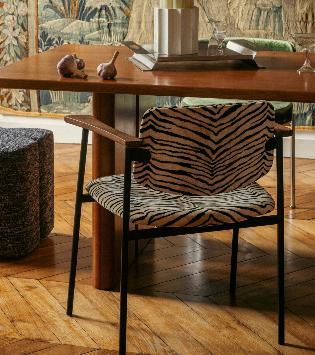Pio Brown wood and tiger velvet chair, Seat H46.5 cm.