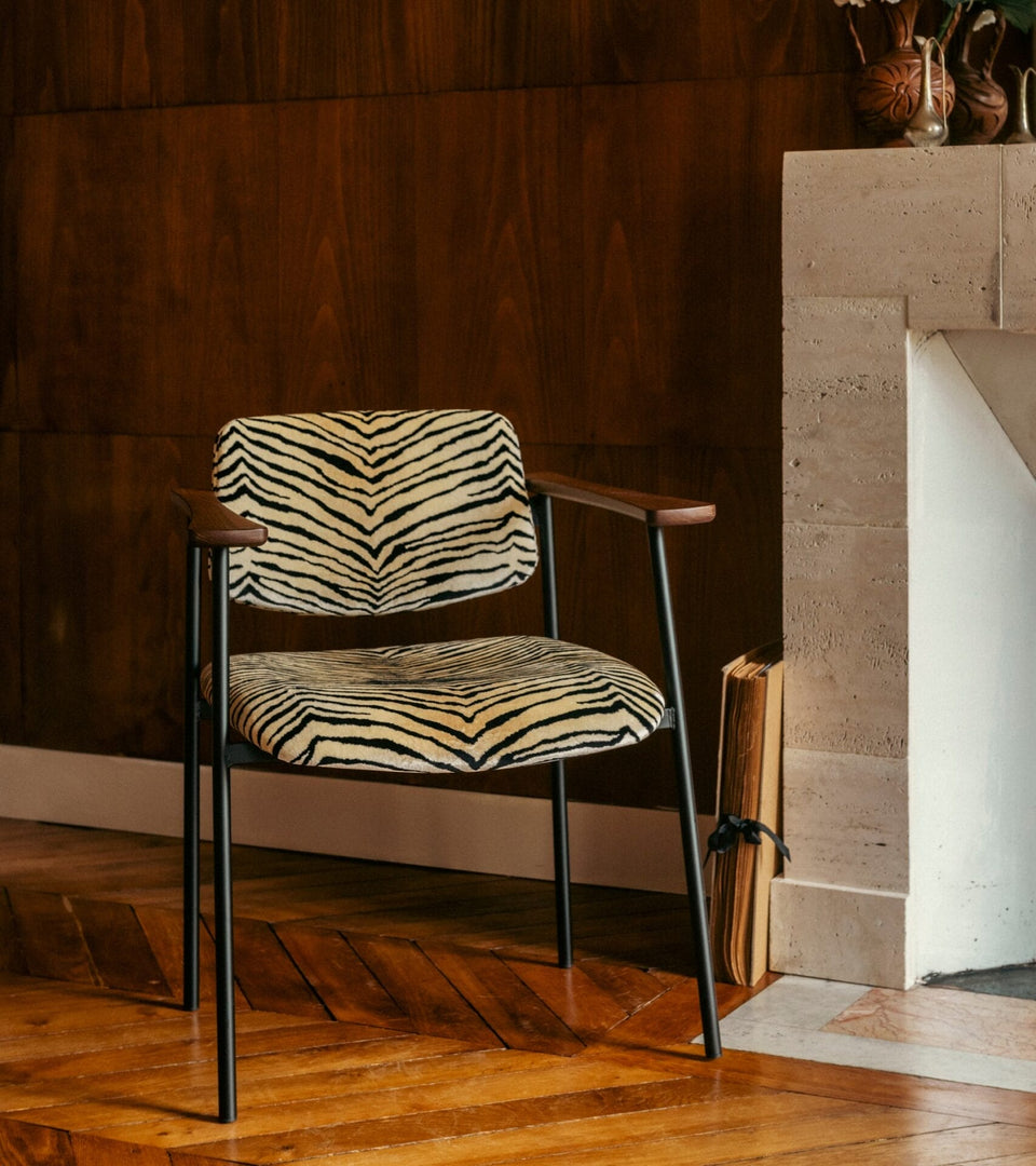 Pio Brown wood and tiger velvet chair, Seat H46.5 cm.